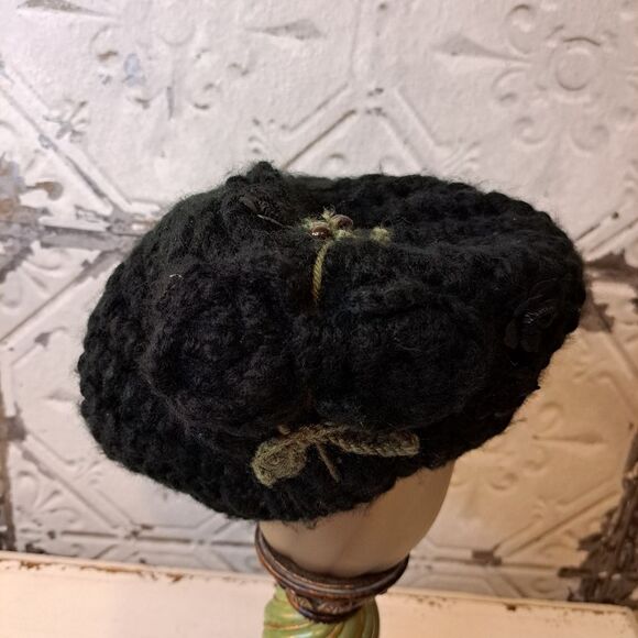 VINTAGE HAND CROCHET RETRO LITTLE BLACK BARRETTE W/FLORAL DESIGN main image 7